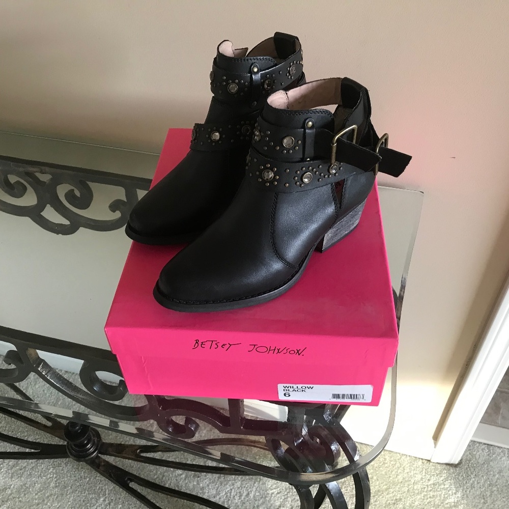 Betsy Johnson black boot
